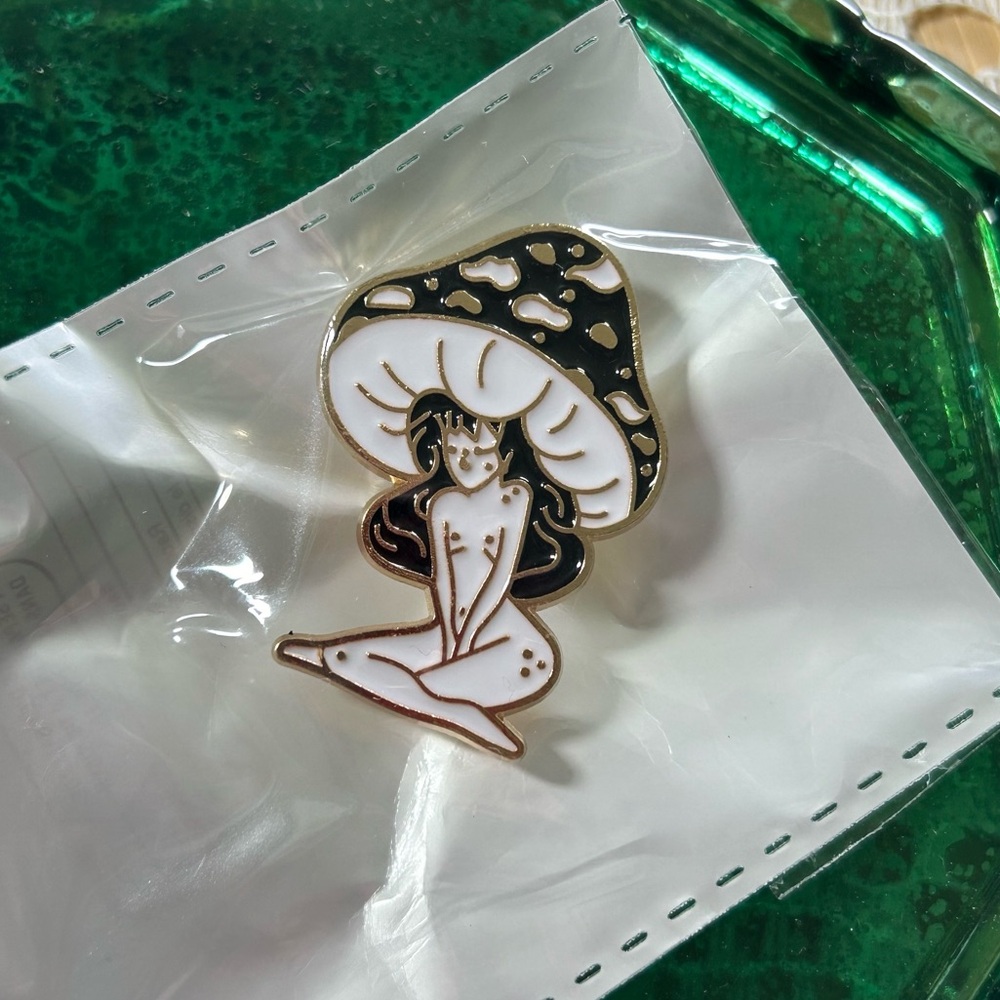 Mushroom lady pin 🍄